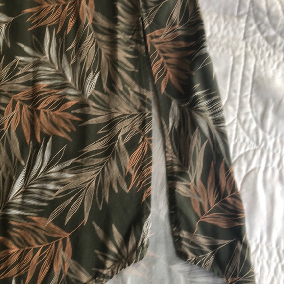 Flattering b-neck and back light summer dress. - Picture 2 of 3